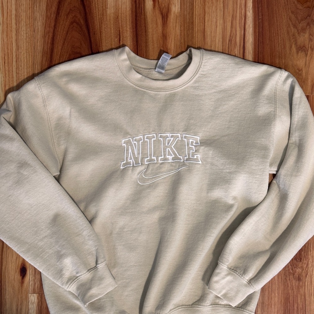 Nike Women's tan Nike sweater size M - Picture 3 of 8